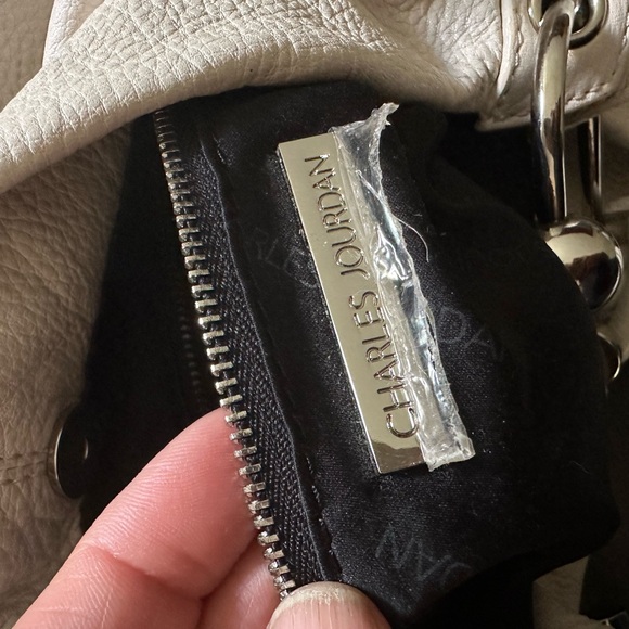 White pebbled leather Charles Jourdan purse - Picture 9 of 13